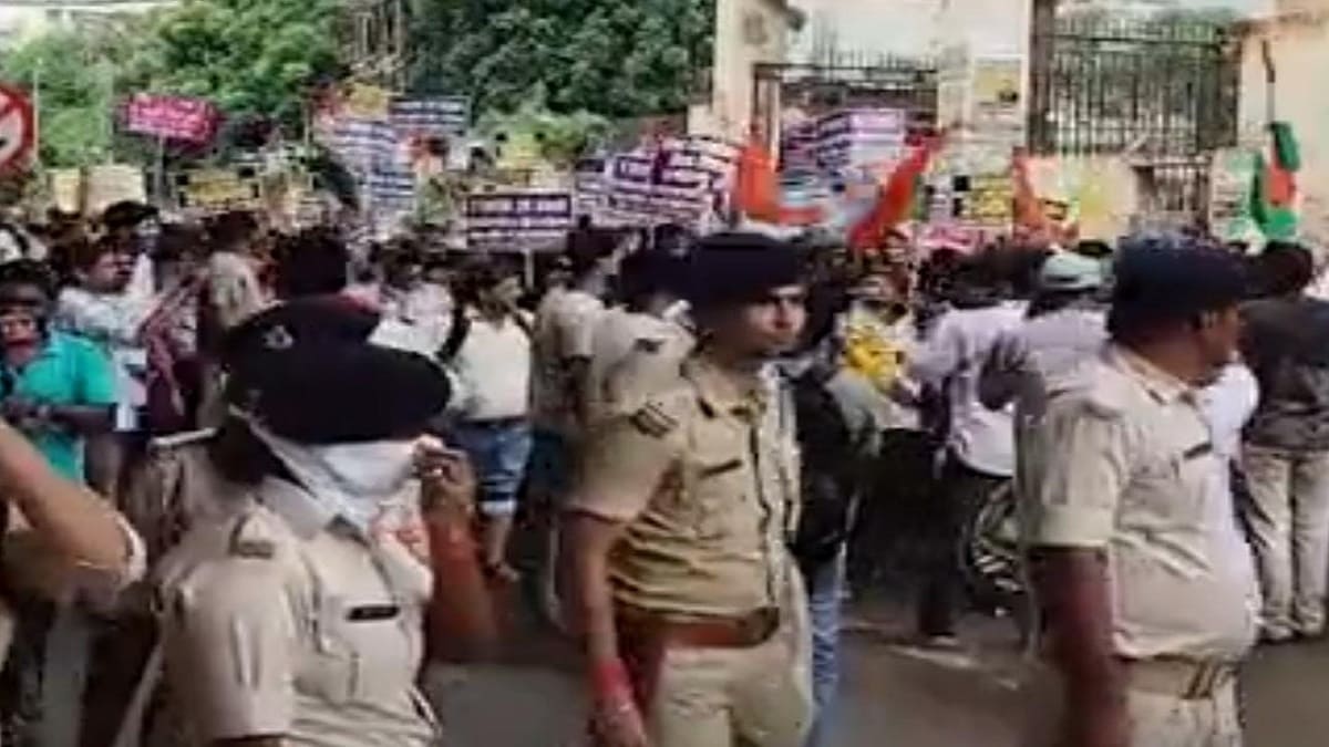 पटना में TRE-4 कैंडिडेट्स का प्रदर्शन, CM हाउस घेराव की कोशिश, सरकार के खिलाफ नारेबाजी और भर्ती प्रक्रिया में देरी को लेकर नाराजगी