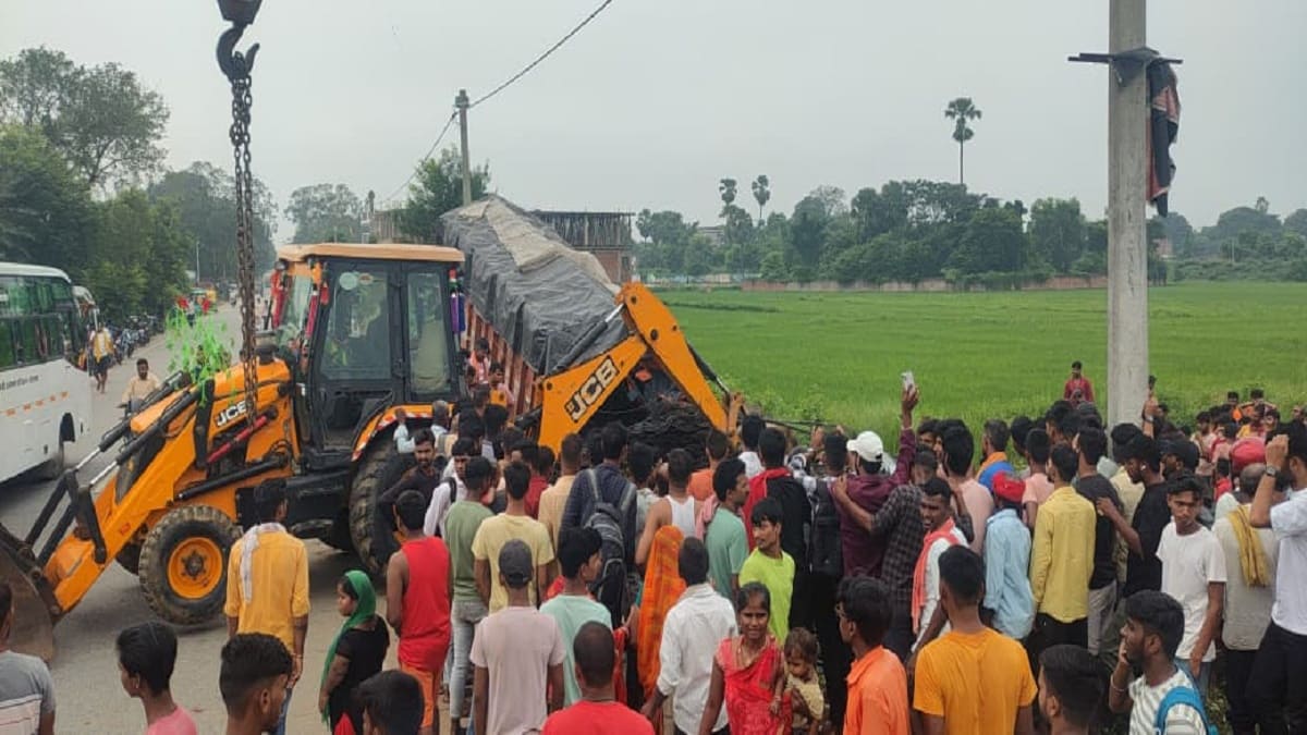 जगदीशपुर में भीषण सड़क हादसा, छड़ लदा ट्रक पईन में पलटा, चालक-खलासी की दर्दनाक मौत