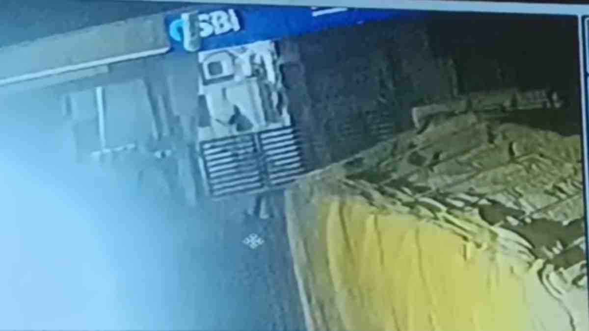 SBI बैंक में 2 करोड़ की चोरी: बिना लॉकर तोड़े गोल्ड और कैश ले उड़े 2 बदमाश, CCTV में कैद हुई वारदात