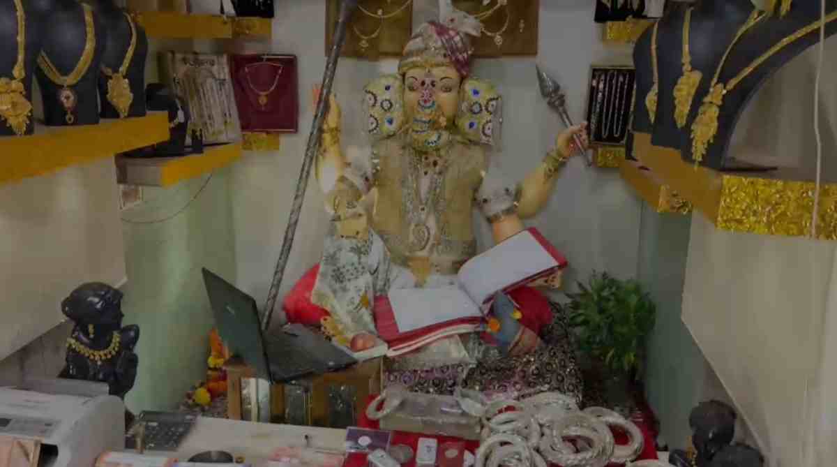 महाकाल की नगरी में सराफा कारोबारी बने गणपति! उज्जैन में 3 करोड़ की ज्वेलरी से हुआ श्रृंगार, लैपटॉप, कैलकुलेटर और नोट गिनने की मशीन के साथ हुए विराजमान