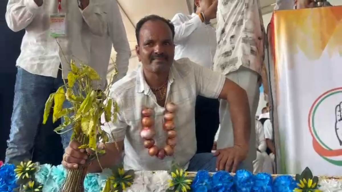 Congress Kisan Nyay Yatra: प्याज की माला बनी किसानों की आवाज, जिला अध्यक्ष का तरीका देख हर कोई हुआ हैरान