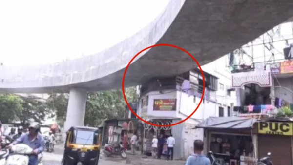 MP के बाद चर्चा में आया महाराष्ट्र का फ्लाइओवर, 150 साल पुराने मकान की बालकनी से गुजर रहा हिस्सा