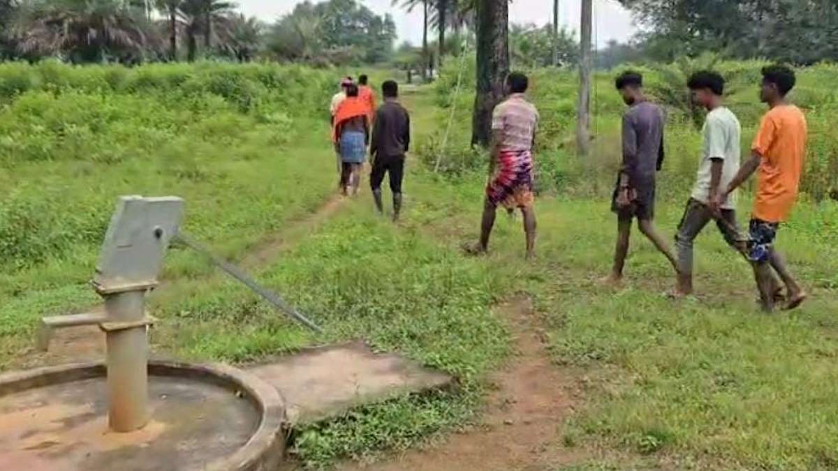 Lalluram Special : छत्तीसगढ़ के अंतिम छोर पर बसा एक ऐसा गांव, जहां विकास पहुंचने से पहले ही तोड़ देता है दम…