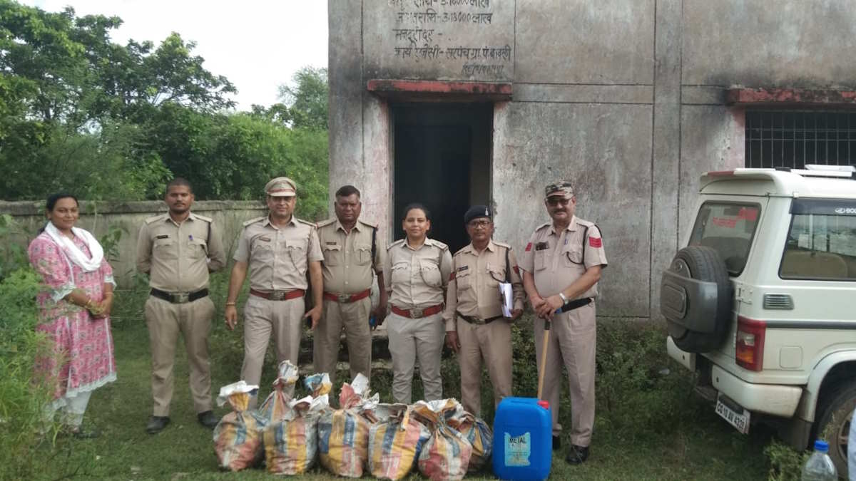 स्कूल में मिला शराब का जखीरा, कमरे का ताला तोड़कर की गई कार्रवाई, शिक्षा मंत्री ने कहा- लिया है संज्ञान…