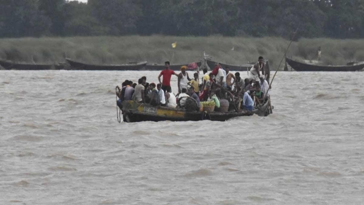विजादशमी पर कटिहार में बड़ा हादसा, कोसी नदी में नाव पलटने से 5 किसान डूबे, परिजनों में मची चीख-पुकार