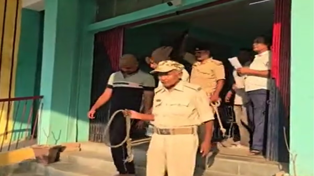 OMG! बिहार में चायवाले के पास से मिला 85 ATM, 75 पासबुक और 1 करोड़ नकद कैश, पुलिस भी रह गई दंग