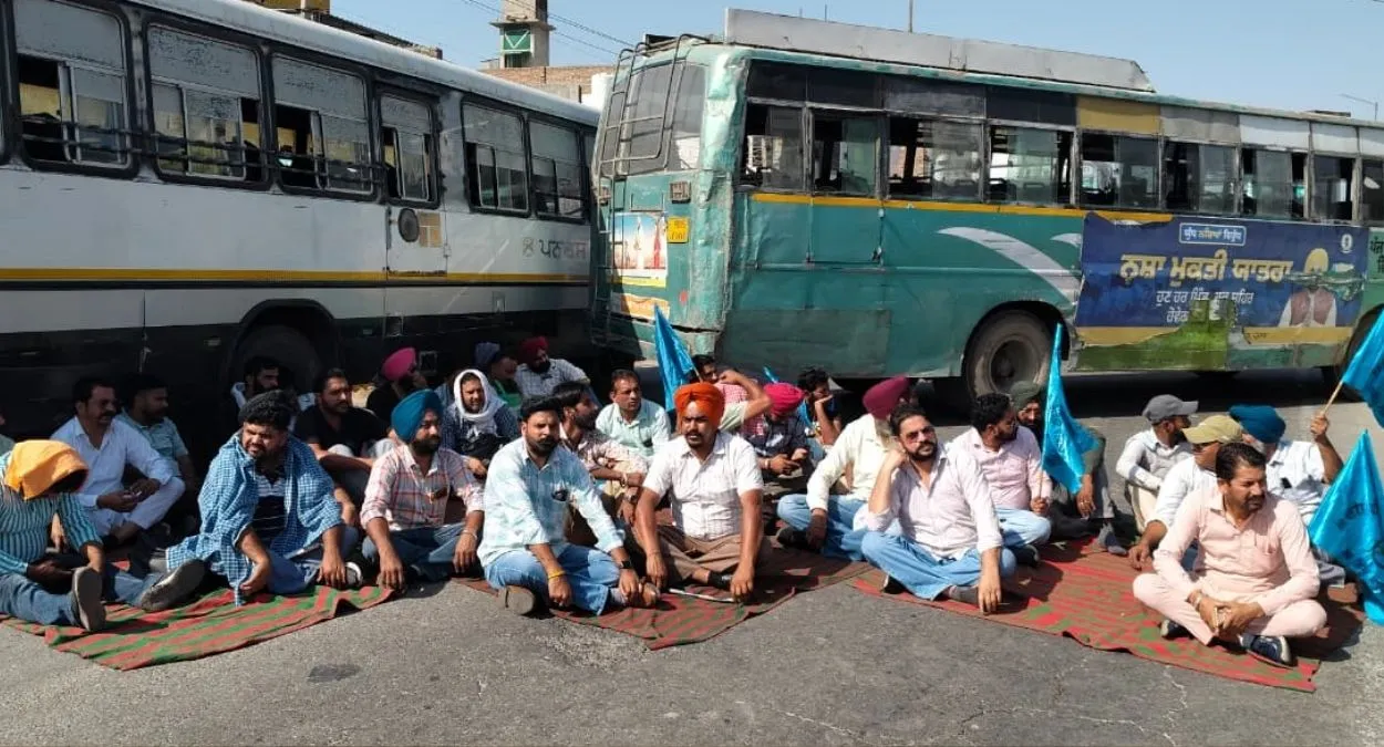 जालंधर हाईवे हुआ बंद, बस कर्मचारी का जोरदार प्रदर्शन