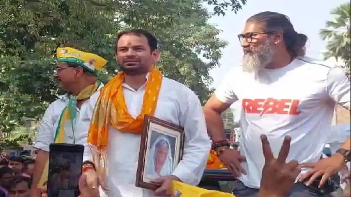 Tej Pratap Yadav Nomination: दादी की तस्वीर लेकर पहुंचे तेज प्रताप यादव ने दाखिल किया नामांकन, राजद विधायक को देंगे कड़ी चुनौती