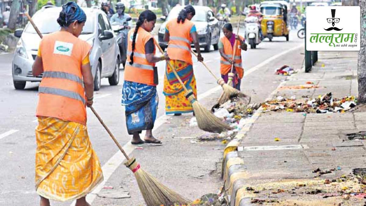 दिवाली से पहले सफाई कर्मियों का निगम को अल्टीमेटम: 3 महीने से बकाया वेतन नहीं मिला तो करेंगे हड़ताल