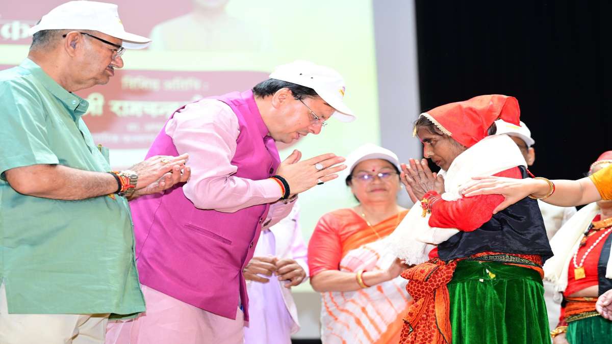 CM धामी अन्तर्राष्ट्रीय वृद्धजन दिवस कार्यक्रम में हुए शामिल, वरिष्ठ नागरिकों को बताया समाज के स्तंभ