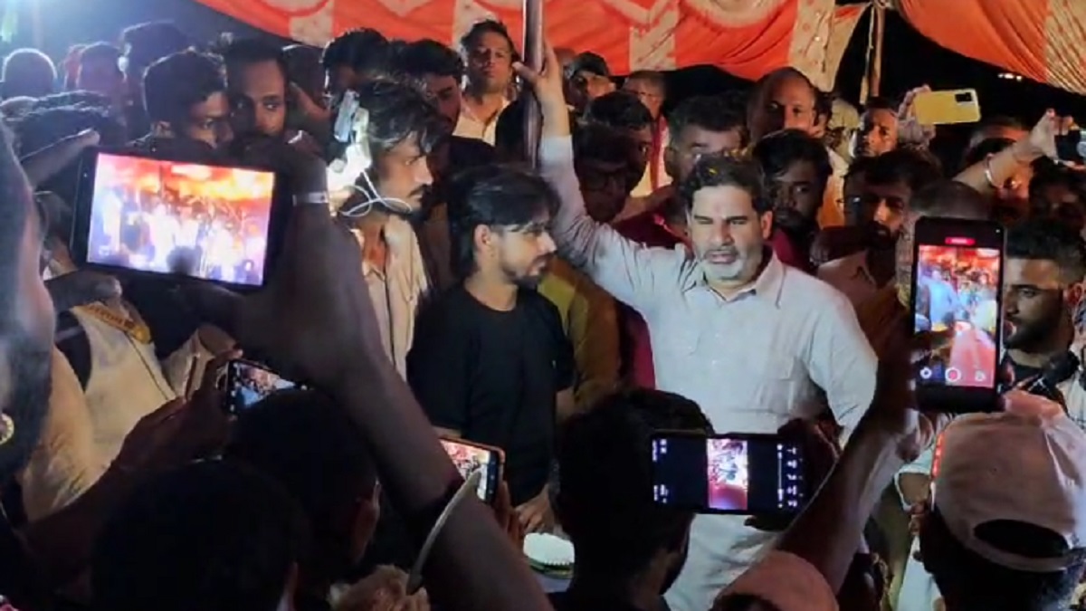 दिवाली पर जवानियां गांव पहुंचे प्रशांत किशोर, बांध पर रह रहे बाढ़ पीड़ितों का जाना हाल, कहा- मैं यहां राजनीति करने नहीं…