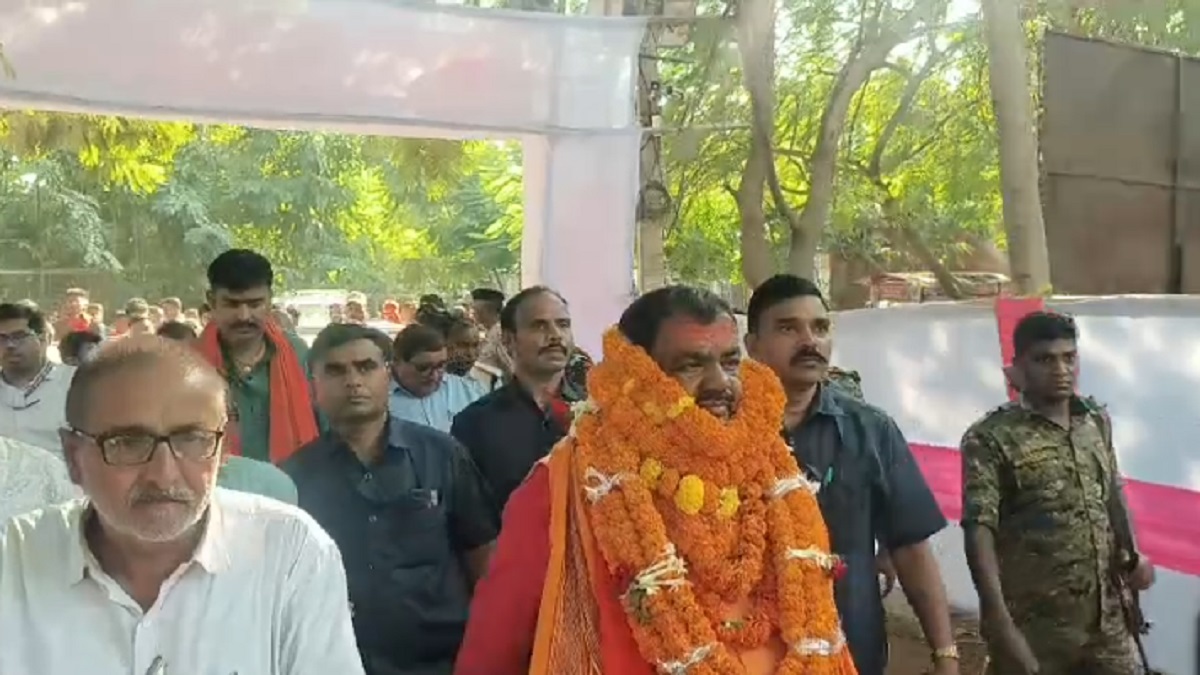 फूलों का हार पहन गाजे-बाजे के साथ नामांकन करने पहुंचे थे बीजेपी मंत्री, निर्वाचन पदाधिकारी ने पर्चा दाखिल करने से किया इंकार
