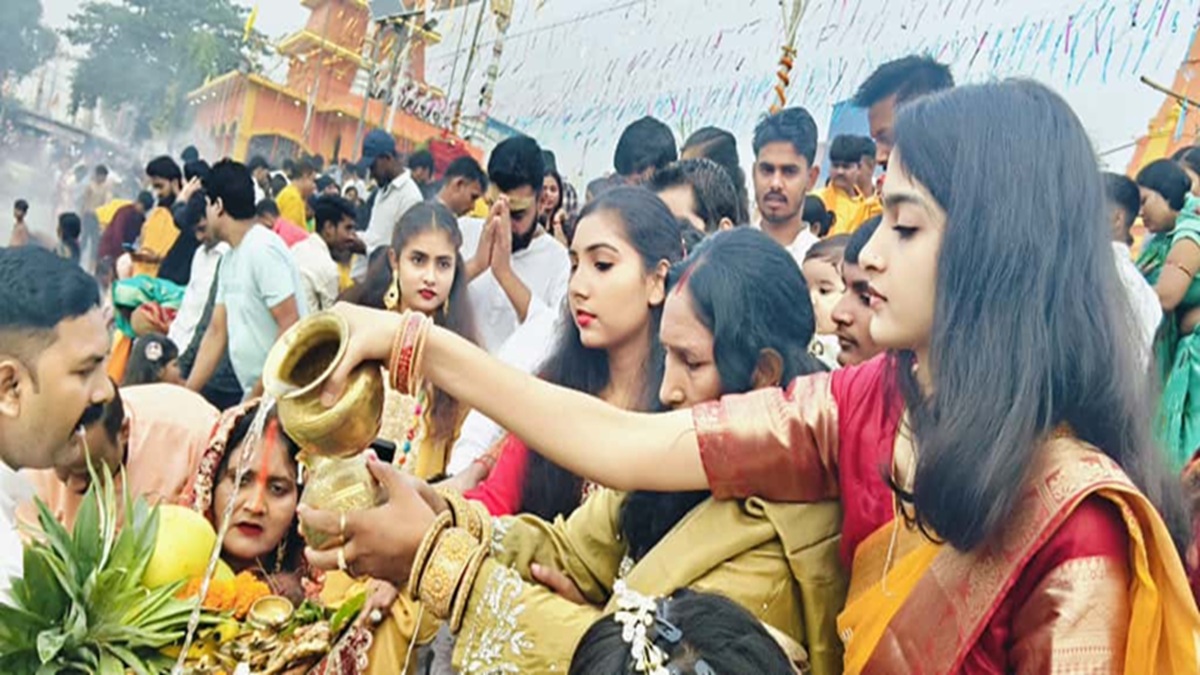 नालंदा में धूमधाम के साथ संपन्न हुआ लोकआस्था का महापर्व छठ, उदयमान सूरज को अर्घ्य देने घाटों पर उमड़ा श्रद्धालुओं का सैलाब