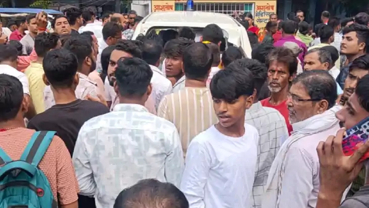 Bihar Crime: बाइक सवार बदमाशों ने दिनदहाड़े शिक्षक को मारी गोली, इलाके में फैली सनसनी