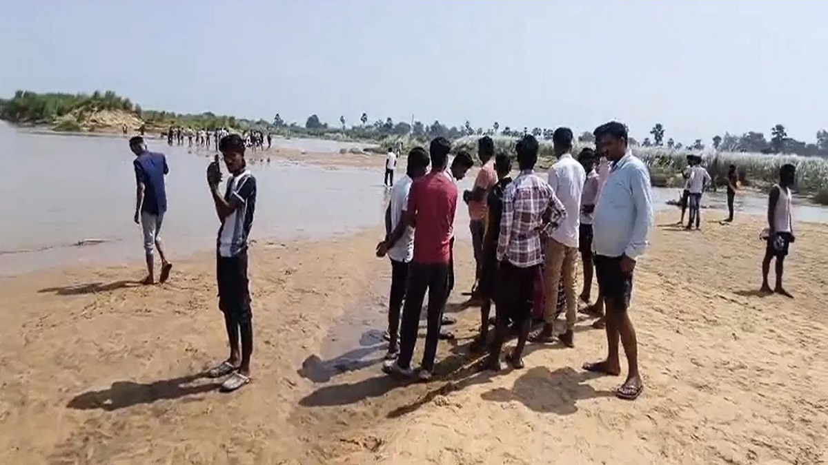 बिहार में बड़ा हादसा: सोन नदी में नाव पलटने से कई लोग डुबे, एक युवती की लाश बरामद, अन्य की खोज जारी
