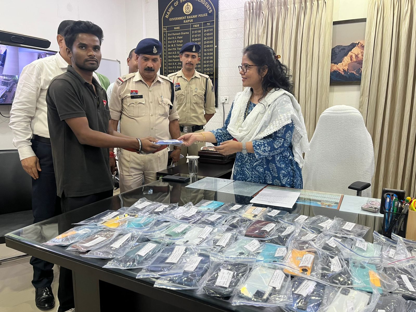 Raipur Railway News: Diwali से पहले 64 परिवारों के घर GRP ने पहुंचाई खुशियां