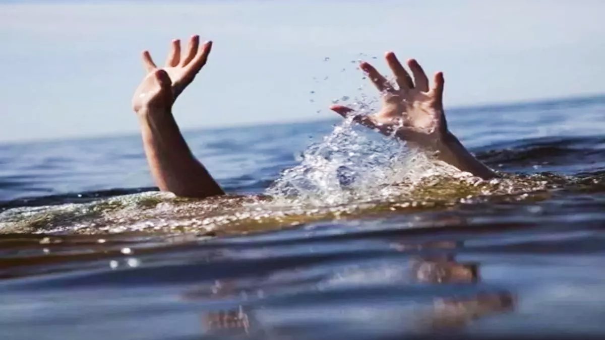 पिकनिक के चक्कर में पूरा परिवार तबाह : समुद्र में डूबने से तीन लोगों की मौत, 4 लापता