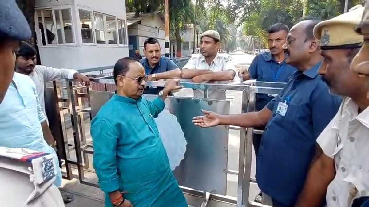 मुख्यमंत्री आवास के बाहर गमछा बिछाकर धरने पर बैठ गए विधायक, नीतीश के मिलने के लिए अड़े, सुरक्षाकर्मी समझाने का कर रहे प्रयास, इस बार टिकट कटने से है गोपाल मंडल नाराज