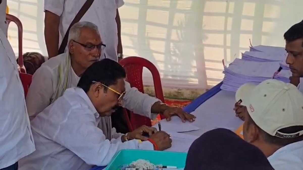 नामांकन से पहले भोज, फिर रोड शो,अनंत सिंह ने नामांकन के दौरान दिखाया शक्ति प्रदर्शन, उमड़ा जनसैलाब, धक्का लगाकर स्टार्ट करनी पड़ी गाड़ी