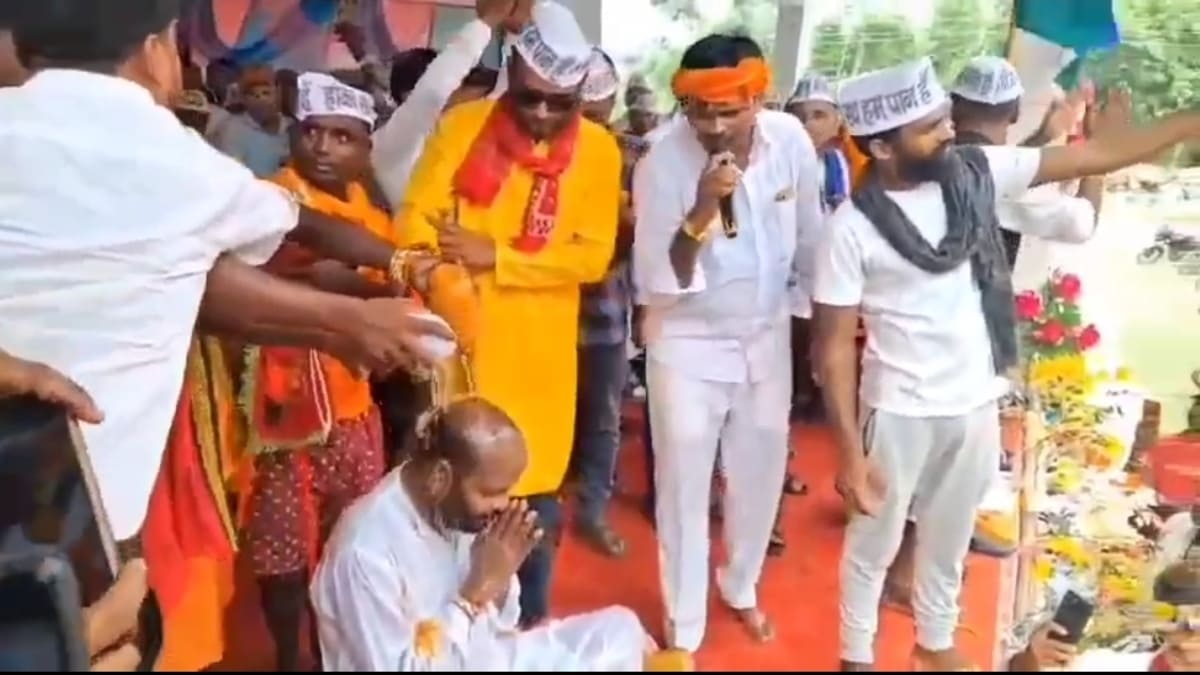 महागठबंधन प्रत्याशी ने नामांकन के लिया रचा ऐसा दृश्य जिसे देख कर चौक गए लोग, दूध- गंगाजल से किया स्नान, फूल और बेलपत्र की हुई वर्षा