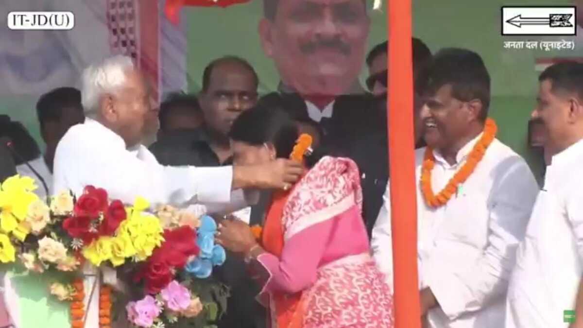 CM नीतीश कुमार का वीडियो वायरल, महिला उम्मीदवार को माला पहनाने पर उठे सवाल, क्या प्रदेश में इस मामले में छिड़ेगा नया विवाद?