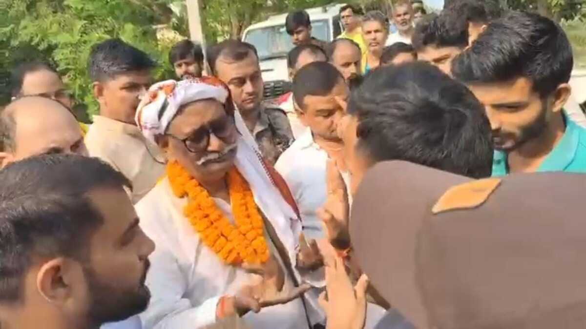 वोट मांगने गए प्रत्याशी को मतदाताओं ने सुनाई खरी-खरी, पोखमा गांव में गूंजे सवाल, जनता ने लिया हिसाब, विकास के वादों पर घिरे एनडीए उम्मीदवार?