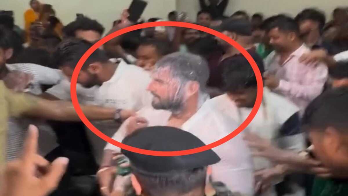 छपरा में समर्थकों ने मंच पर 200 लीटर दूध से नहलाकर किया खेसारी लाल यादव का स्वागत, सिक्कों से तौलकर किया सम्मान