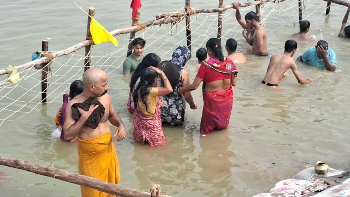 छठ महापर्व की धूम: गंगा किनारे जुटे श्रद्धालु, पीएम मोदी ने साझा किए शारदा सिन्हा के गीत, कहा – छठ महापर्व आस्था, उपासना और प्रकृति प्रेम का अनूठा संगम