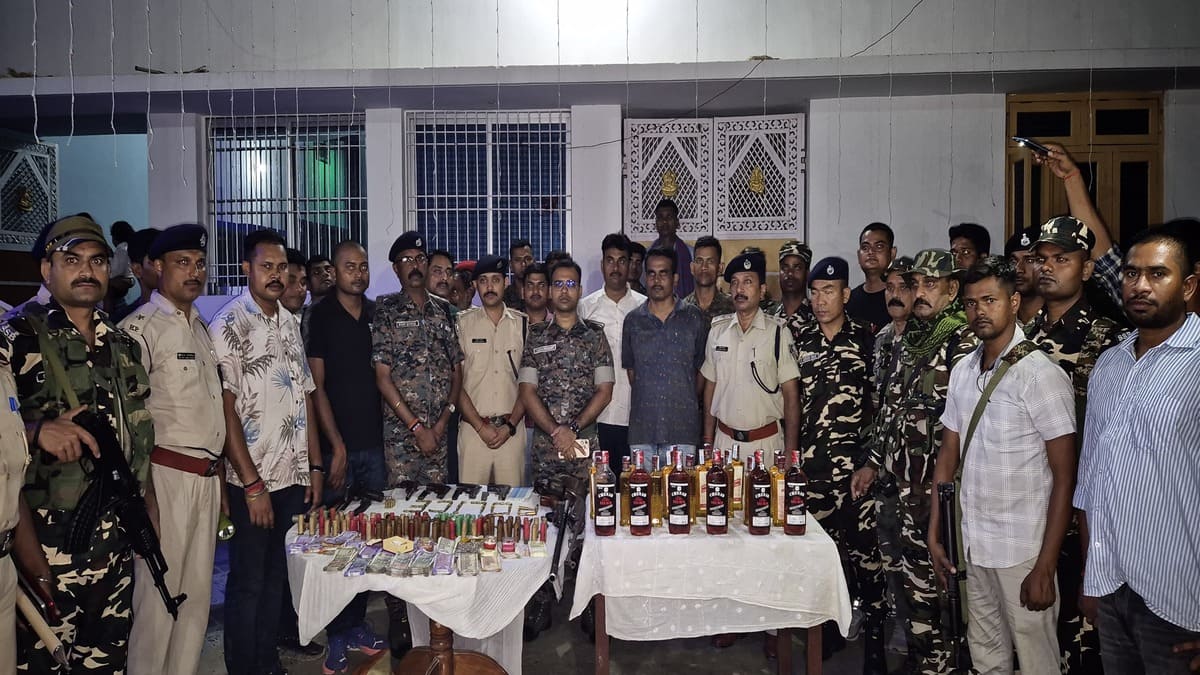 मोतिहारी में पुलिस की बड़ी कार्रवाई: चुनाव से पहले हथियार तस्कर गिरफ्तार, भारी मात्रा में हथियार, गोली और नकदी बरामद