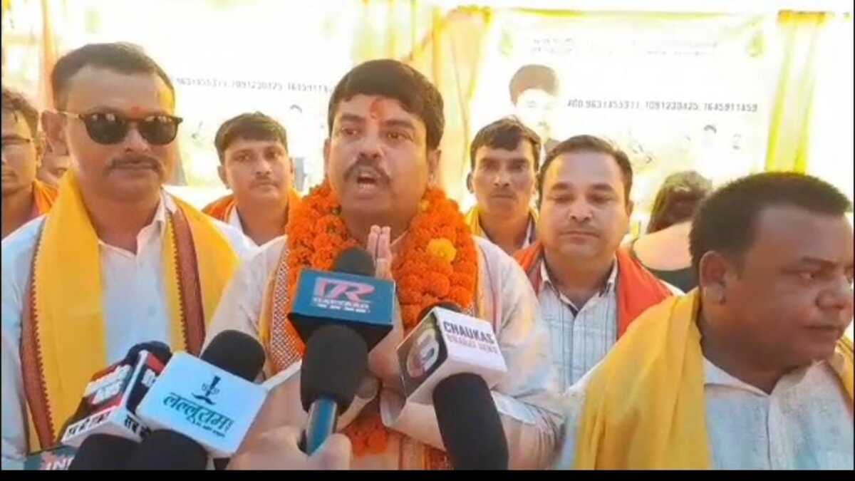 पटना और वैशाली में गरीब महिलाओं को साड़ी, फल और पूजा सामग्री से मिली खुशी,जनकल्याण समिति के अध्यक्ष डॉ. एल बी सिंह ने किया छठ पर्व में सहायता का कार्य