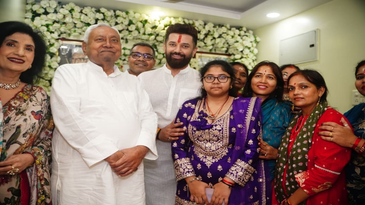 छठ महापर्व पर मुख्यमंत्री नीतीश कुमार ने चिराग पासवान के आवास पर ग्रहण किया खरना प्रसाद