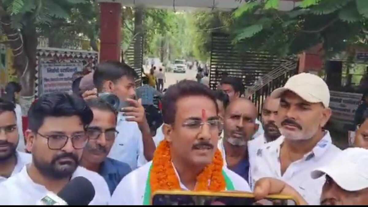 बिहार में आचार संहिता का प्रत्याशी कर रहे उल्लंघन, अमरपुर में बिना अनुमति सभा करने पर महागठबंधन उम्मीदवार की बढ़ सकती है मुश्किलें, प्रशासन ने दर्ज की FIR