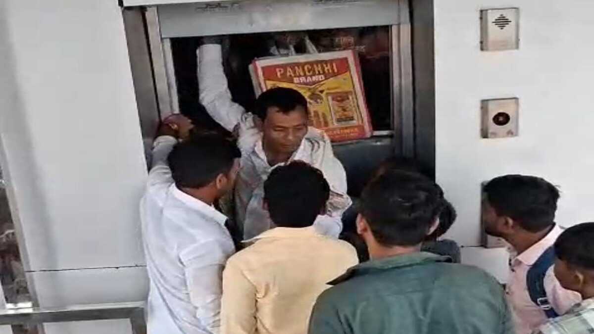 सासाराम रेलवे स्टेशन पर लिफ्ट बंद होने से अफरातफरी, आधे घंटे तक फंसे रहे यात्री