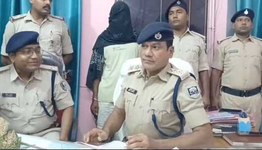 कैमूर में पुलिस की बड़ी कार्रवाई: अवैध हथियारों के साथ एक गिरफ्तार, 50 हजार का इनामी अपराधी फरार