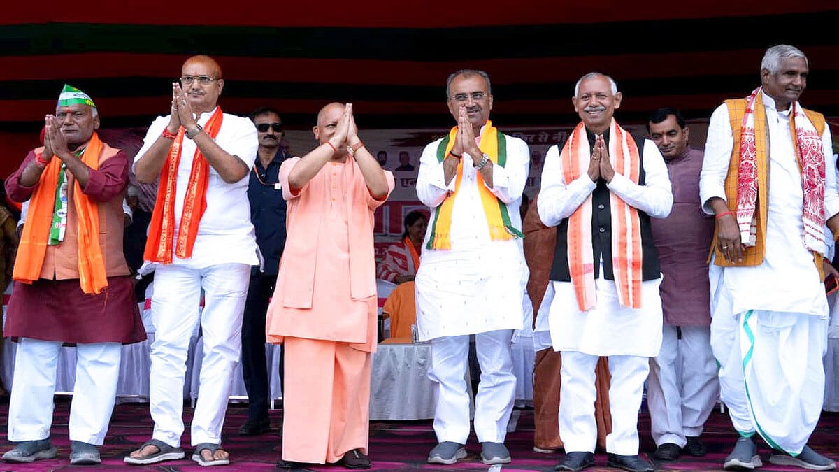 योगी बोले गरीबों के राशन पर डाका डालने आया INDI गठबंधन, राजद के समय में नौकरी नहीं, जमीन की हुई लूट