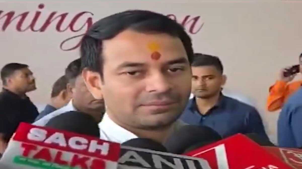 पटना एयरपोर्ट से वीडियो कॉल पर समर्थकों को किया संबोधित, एनडीए के संकल्प पत्र और खेसारी लाल यादव पर कसा तंज, जानें तेज प्रताप क्यों नहीं पहुंच पाए  सभा स्थल