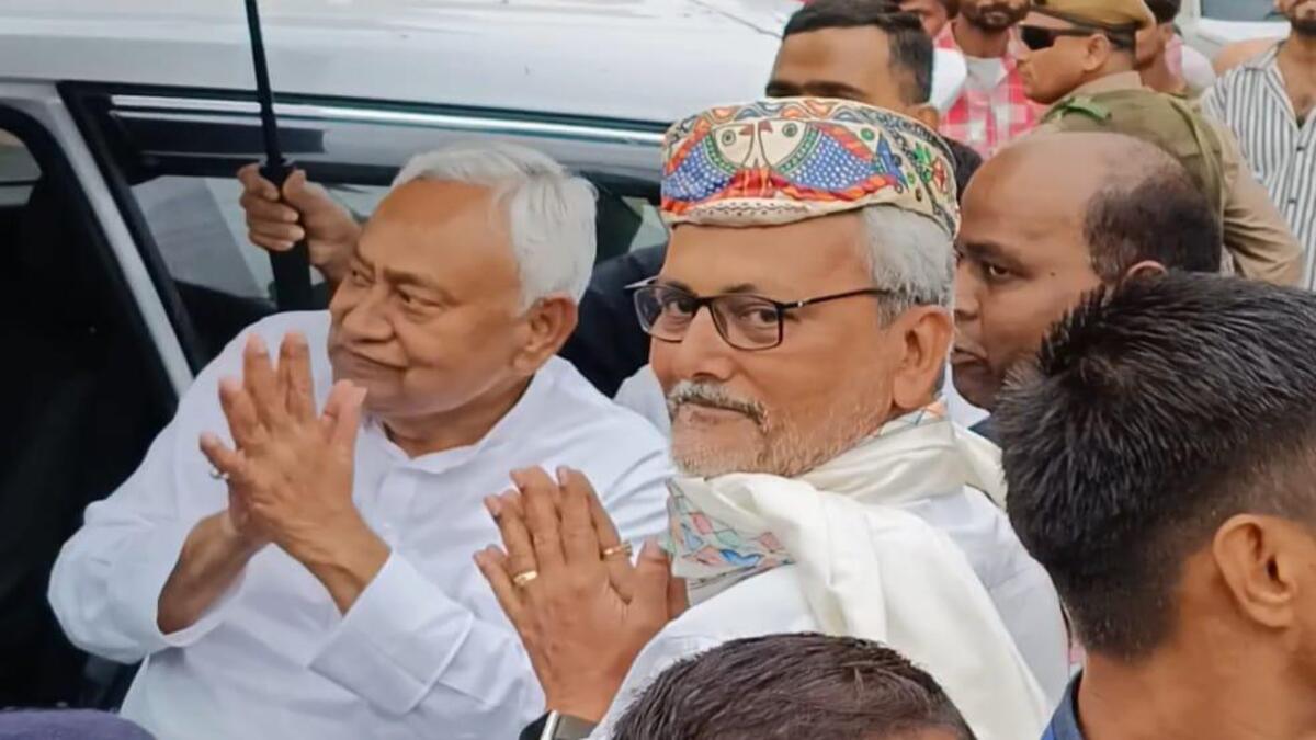 बिहार में एनडीए के पक्ष में चल रही है आंधी, नीतीश कुमार ने दरभंगा में किया रोड शो, कार्यकर्ता और प्रत्याशियों में दिखा उत्साह