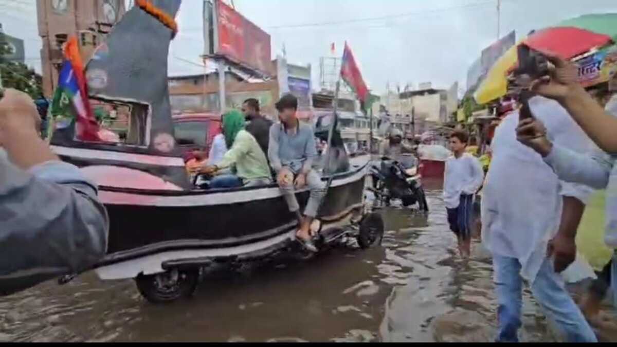 दरभंगा टावर पर पानी के बीच उमेश सहनी ने किया अनोखा चुनाव प्रचार, बोले- सिर्फ दिखावे का काम नहीं बल्कि वास्तविक करेंगे विकास