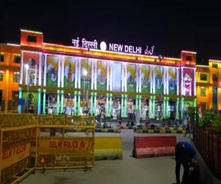 दिवाली-छठ में बढ़ती भीड़ से निपटने की तैयारी: नई दिल्ली रेलवे स्टेशन पर यात्रियों के लिए ‘होल्डिंग एरिया’ व्यवस्था, प्लेटफॉर्म टिकट की बिक्री पर भी लगी रोक