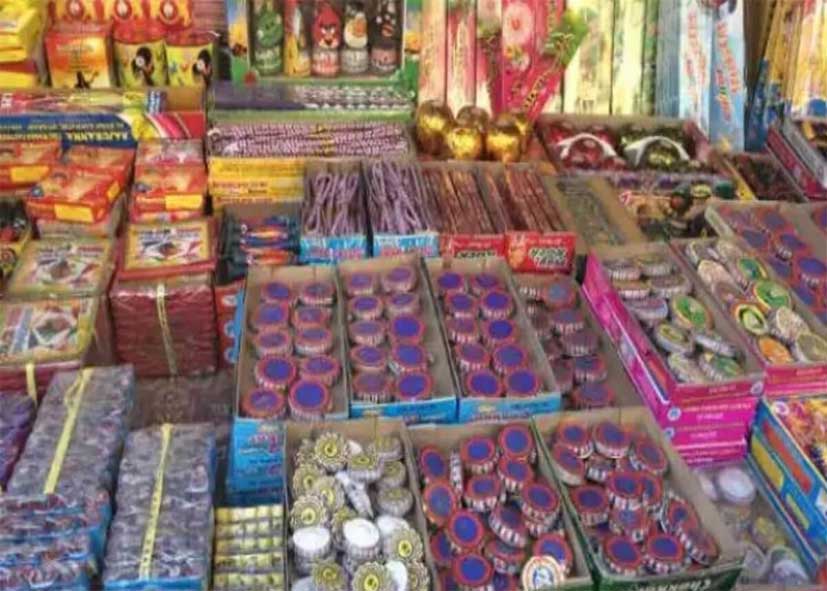 पटाखे बेचने वालों पर ताबड़तोड़ छापेमारी, दिल्ली पुलिस ने जब्त किए 724 Kg अवैध पटाखे, 2 आरोपी गिरफ्तार