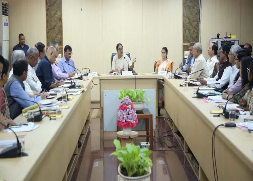 MCD को सीएम रेखा गुप्ता की सख्त चेतावनी, कहा- “दिल्ली के विकास में ढिलाई बर्दाश्त नहीं, जिम्मेदारी से करें काम”