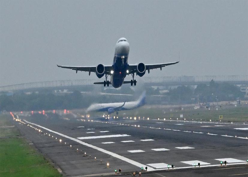 दिल्ली आ रही फ्लाइट में बर्ड हिट, पायलट ने सुरक्षित लैंडिंग कर बचाई स्थिति; टला बड़ा हादसा