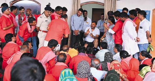 रेलवे स्टेशन में बैटरी ऑपरेटेड कार का विरोध, कुलियों ने किया प्रदर्शन