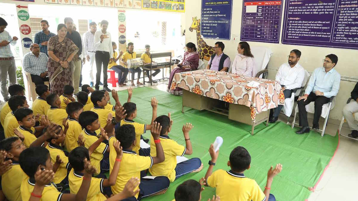 केन्द्र सरकार की अतिरिक्त सचिव पहुंची कांकेर, श्रवण बाधितार्थ विद्यालय का निरीक्षण कर बच्चों से की बात