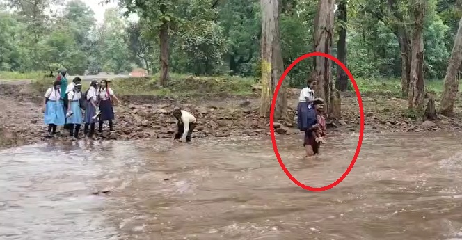 Chhattisgarh  News: बारिश का कहर… नदी के उस पार फंसे स्कूली बच्ची, ऐसे हुआ रेस्क्यू