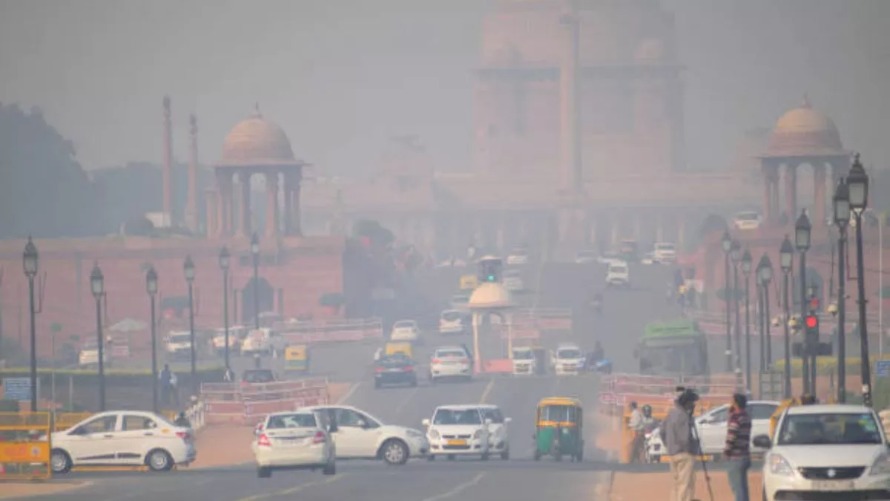 दिल्ली-NCR में फिर बढ़ा प्रदूषण का स्तर, खराब श्रेणी में AQI: सड़कों पर पानी का छिड़काव और निर्माण स्थलों पर धूल नियंत्रण के सख्त निर्देश