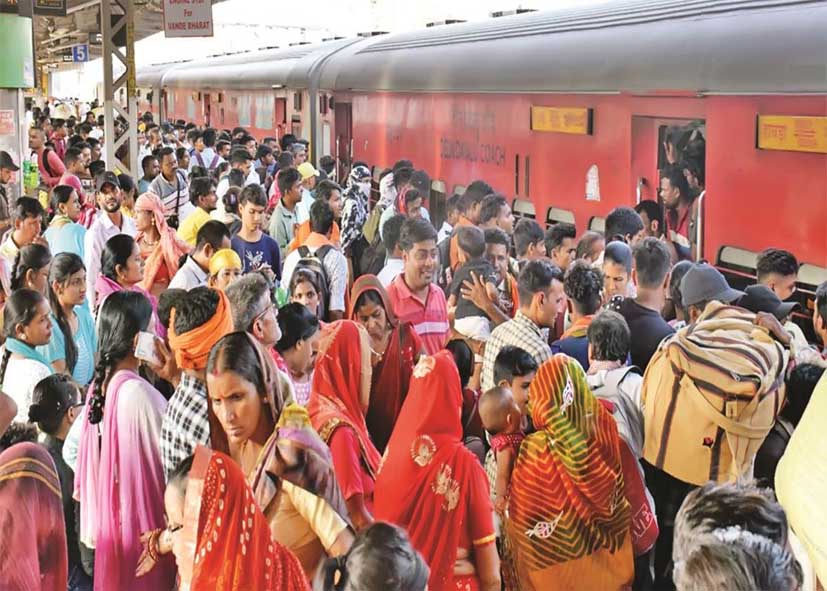 छठ पर्व पर दिल्ली रेलवे स्टेशन से रेलवे ने चलाईं 28 विशेष ट्रेन, भीड़ पर रेल मंत्री की नजर, 24 घंटे हो रही मॉनिटरिंग