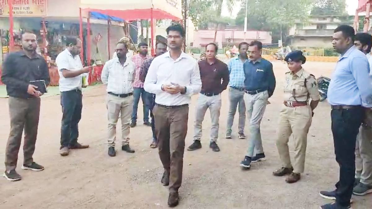 पटाखा स्टॉल्स का निरीक्षण करने पहुंचे कलेक्टर, सुरक्षा व्यवस्था का लिया जायजा, फायर सेफ्टी को लेकर दिए निर्देश…