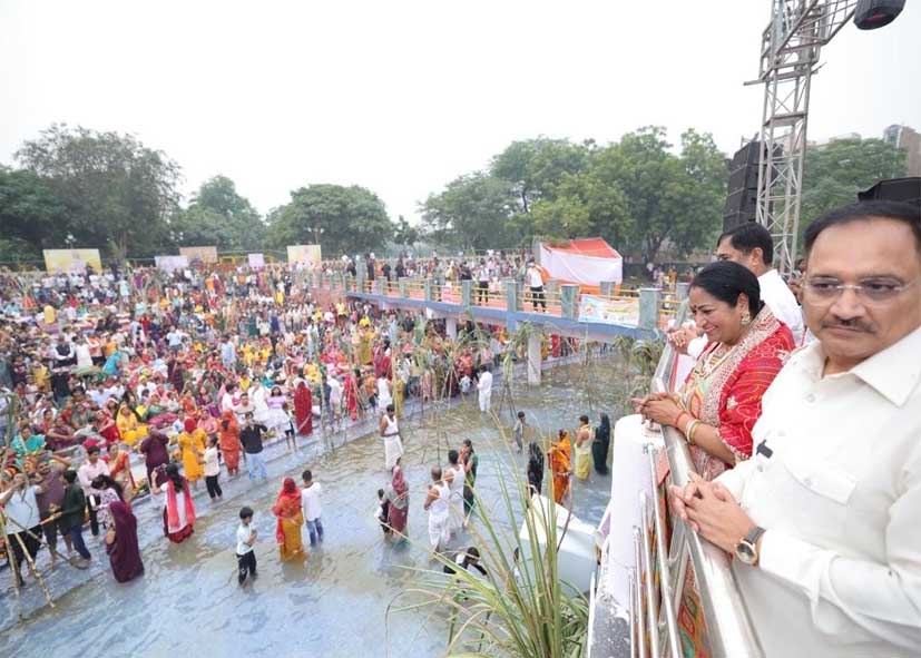 दिल्ली में छठ पूजा के सफल आयोजन के बाद यमुना किनारे सियासी तंज, BJP ने कहा- केजरीवाल गया, झाग गया; वह बैन लगाए बैठे थे, हम…