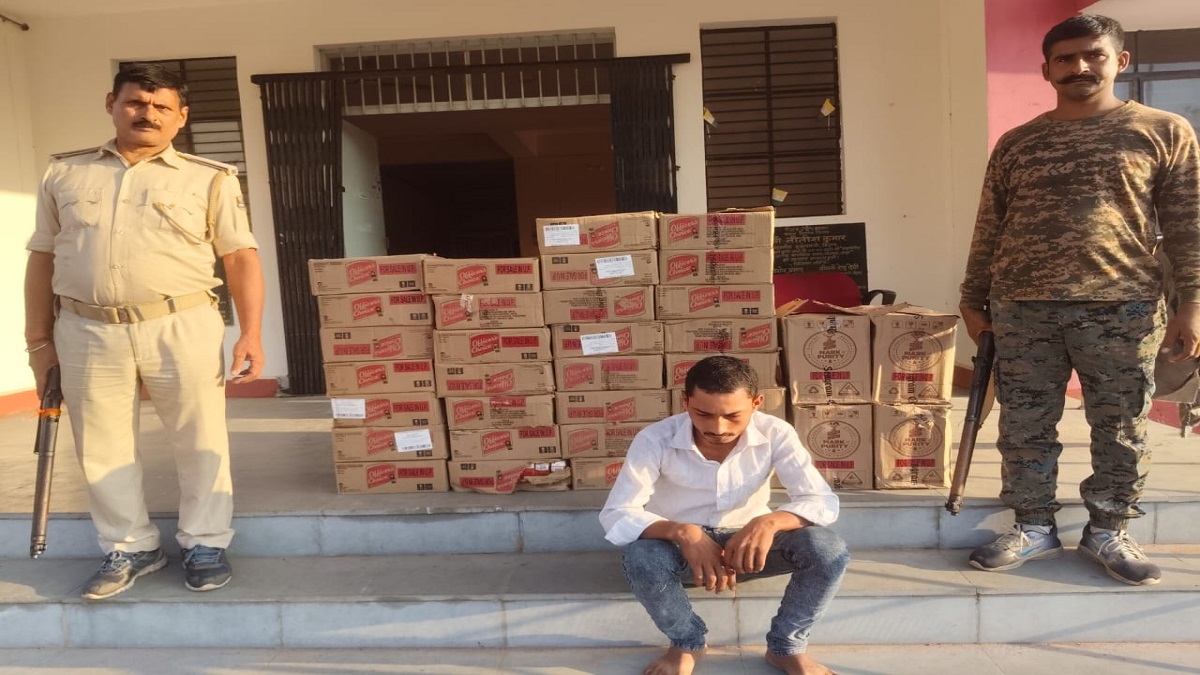 भोजपुर: चुनाव के बीच पुलिस का बड़ा एक्शन, बोलेरो से 5 लाख की विदेशी शराब बरामद, एक तस्कर गिरफ्तार